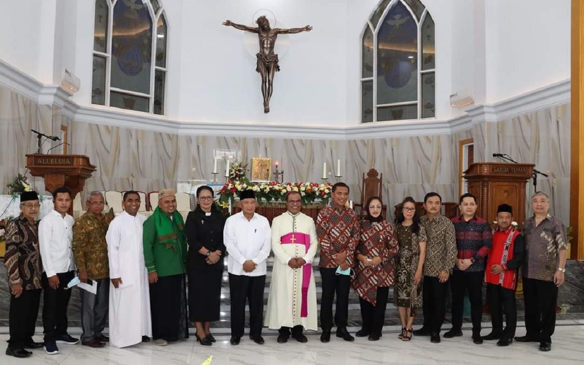 Bupati Tuasikal bersama Istri berpose bersama pemuka Agama di Maluku Tengah saat menghadiri acara Pentasbihan dan Peresmian Gereja Paroki St. Yohanes Penginjil Masohi, Sabtu (03/09/2022) (Foto : beritabeta.com)