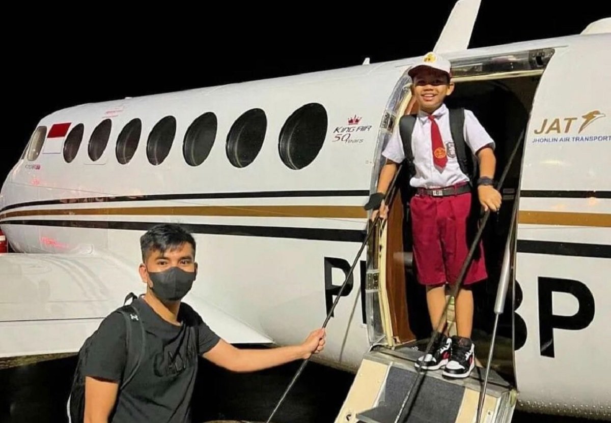 Penyanyi cilik asal Banyuwangi Farel Prayoga usai menggung di Kalimantan Selatan diantar pulang pake Jet Pribadi untuk ke sekolah