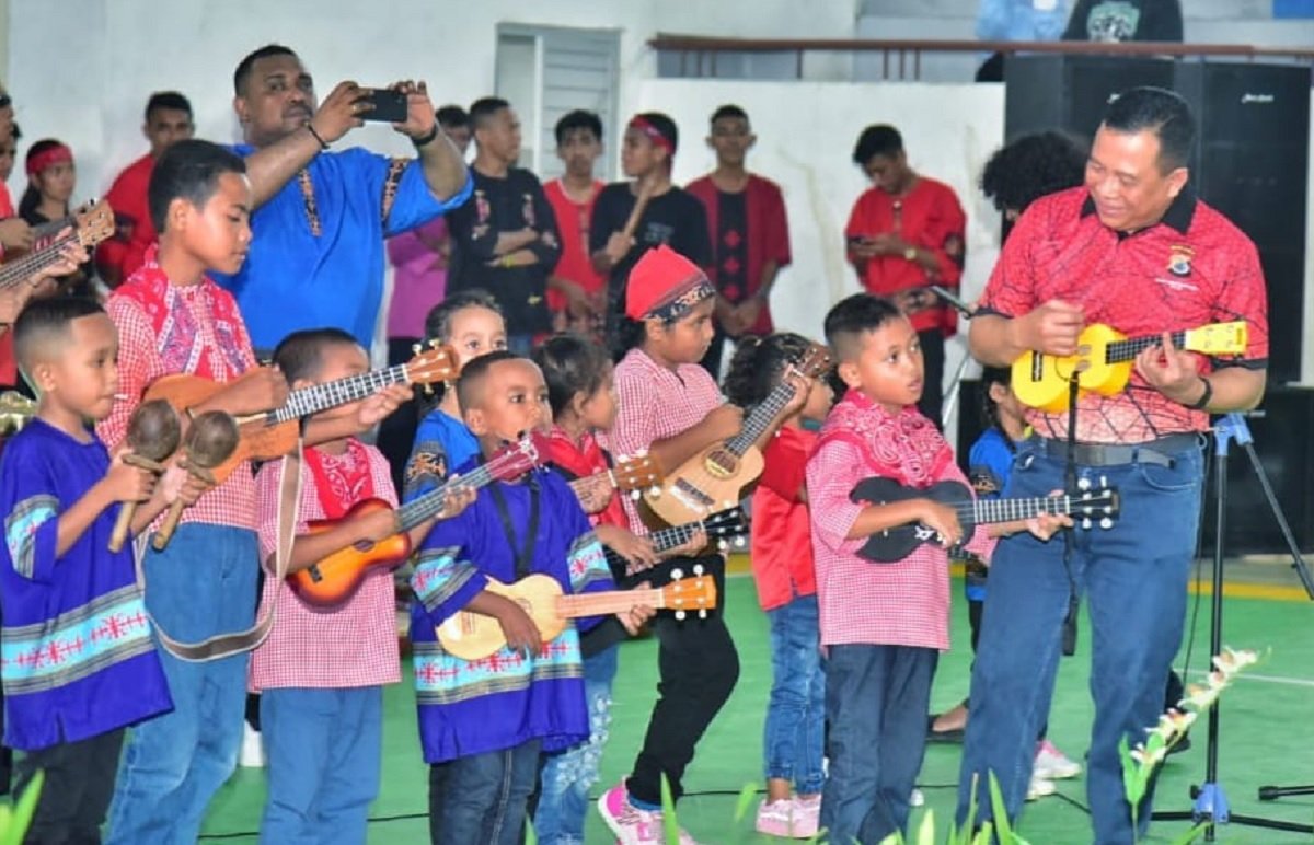 Kapolda Maluku, Irjen Pol Drs. Lotharia Latif bersama belasan anak menggesek ukulele secara bersamaan dalam acara Pencanangan Moluccan Ukulele Day di Gedung Sport Hall Karang Panjang, Kota Ambon, Minggu (4/9/2022) (Foto: beritabeta.com)