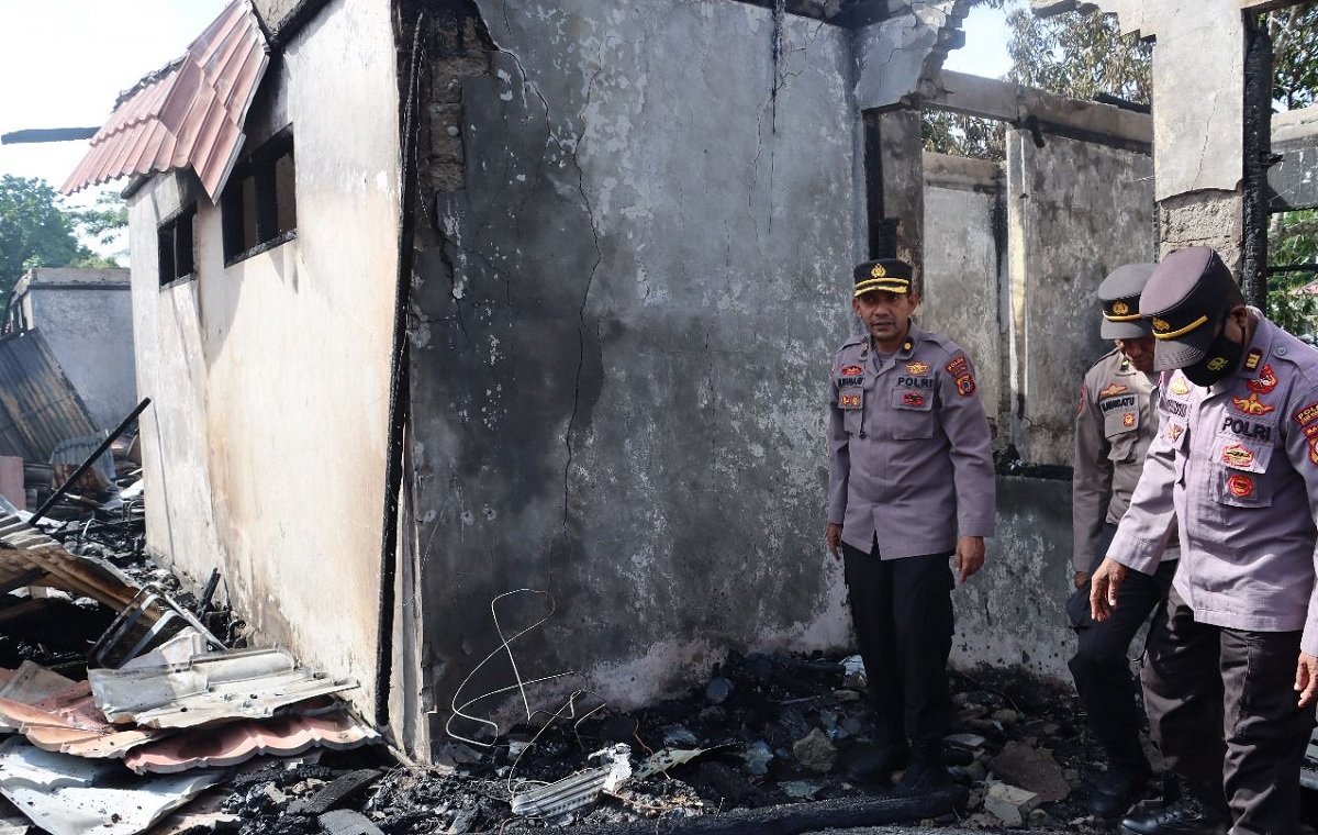 Wakapolres Seram Bagian Timur SBT Kompol Muhammad Musaat saat meninjau lokasi kebakaran di Asrama Polres SBT, Selasa (13/9/2022)