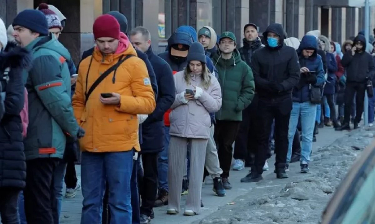 Warga Rusia antre menarik uang tunai di ATM Kota St Petersburg, Rusia, saat invasi Ukrania ke Rusia pada 27 Februari 2022. (Foto: BBC COM)