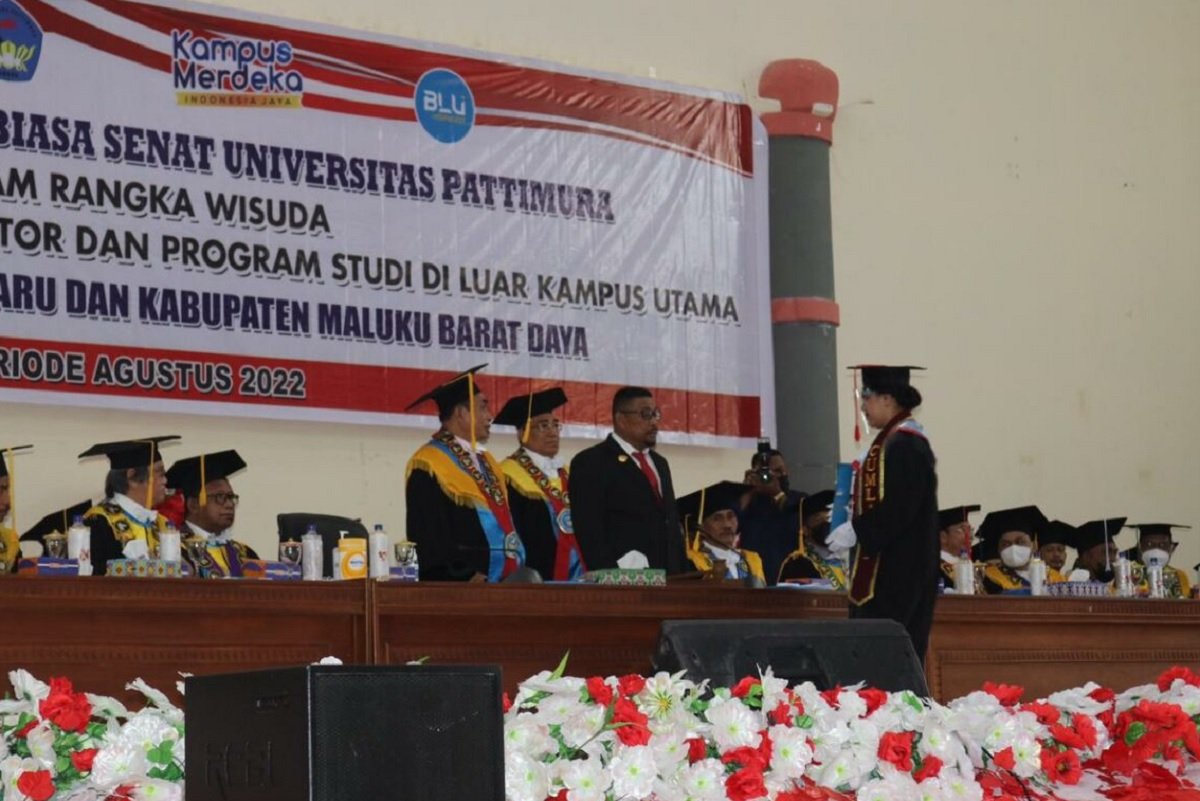 Wisuda Universitas Pattimura yang  berlangsung dalam Rapat Terbuka Luar Biasa Senat dan digelar di Audiotorium Unpatti, Poka, Ambon, Senin (6/8/2022)