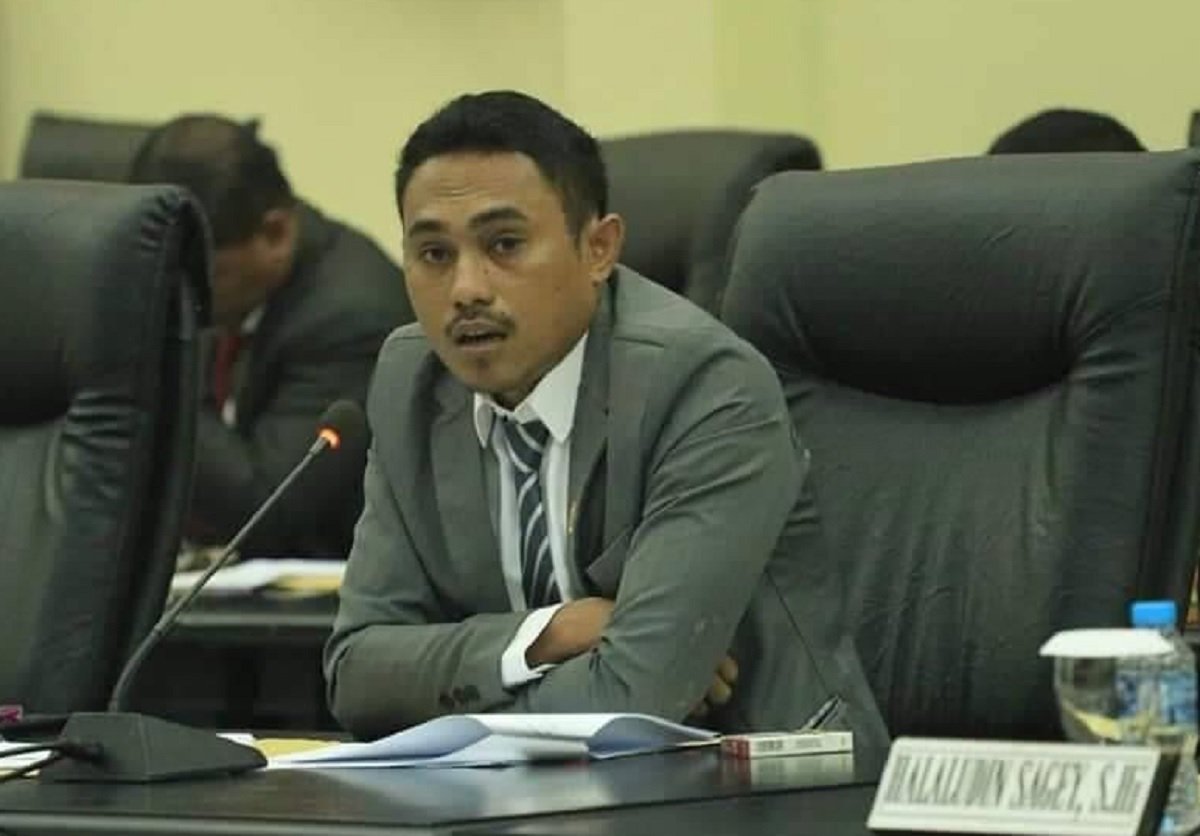 Ketua Fraksi PDIP DPRD SBT Abdul Azis Yanlua