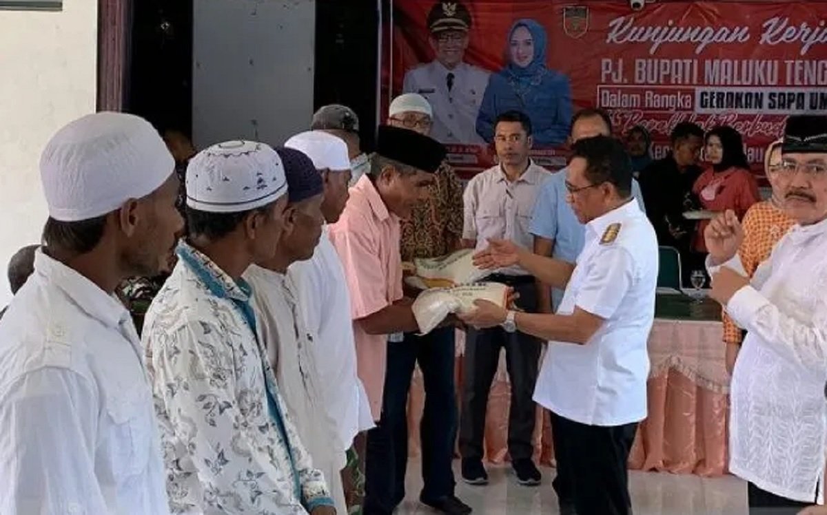 Penjabat Bupati Maluku Tengah, Muhamat Marasabessy menyalurkan sejumlah bantuan sosial kepada perwakilan masyarakat lima negeri di Kecamatan Pulau Haruku. (Foto : Antara)