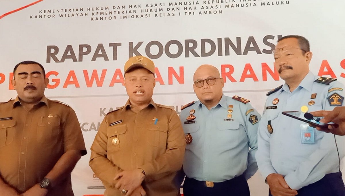 Penjabat Bupati Buru Djalaluddin Salampessy saat memberikan keterangan kepada pers terkait sikap anak buahnya yang mengundang KPK lewat akun Faceboknya (Foto: Istimewa)