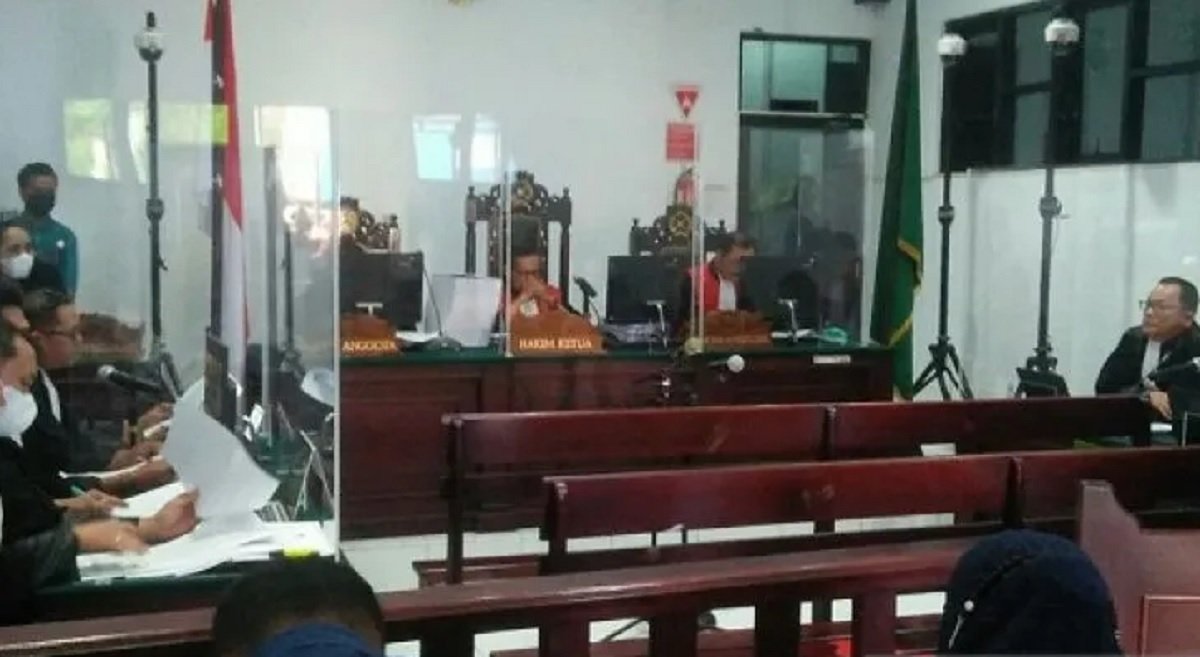 Persidangan kasus dugaan gratifikasi dengan terdakwa mantan Bupti Buru Tagop Sodarsono Soulisa di Pengadilan Negeri Ambon (Foto : Antara)