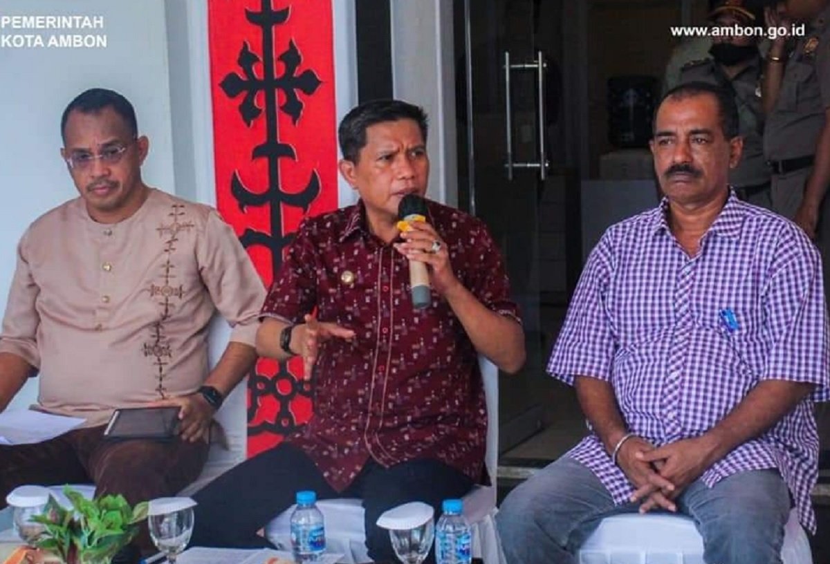 Pj. Wali Kota Ambon, Bodewin M. Wattimena 
saar menerima laporan pedagang ikan di pasar Arumbai, dalam kegiatan WAJAR (Wali Kota Jumpa Rakyat) Minggu ke-6,  di Ambon, Jumat (7/10/22). (foto: infokom Ambon)