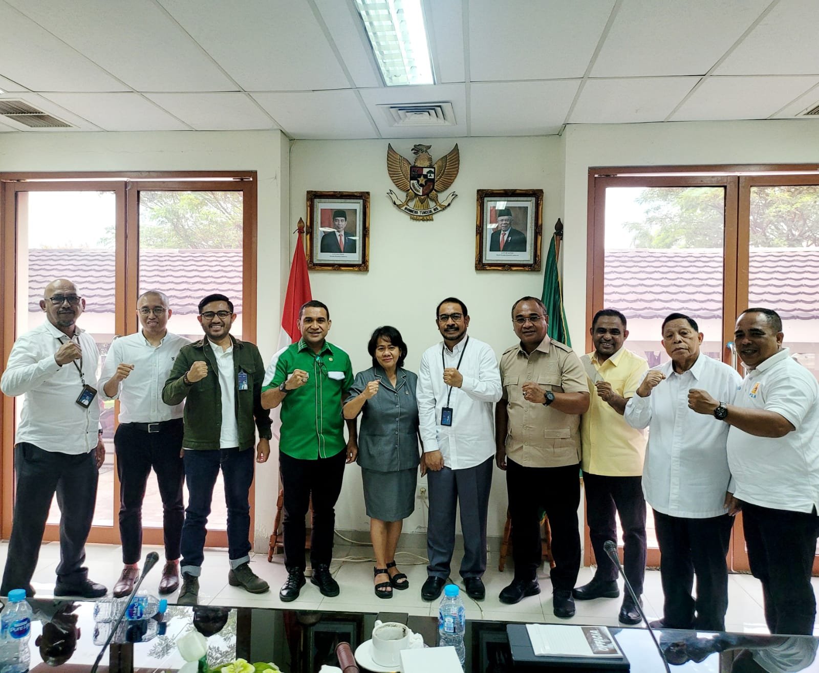 Komisi II DPRD Maluku pose bersama GM PLN Maluku pada 31 Oktober 2022, usai rapat terkait pembangunan kelistrikan utamanya di Kabupaten Buru dan Buru Selatan. /dok IST