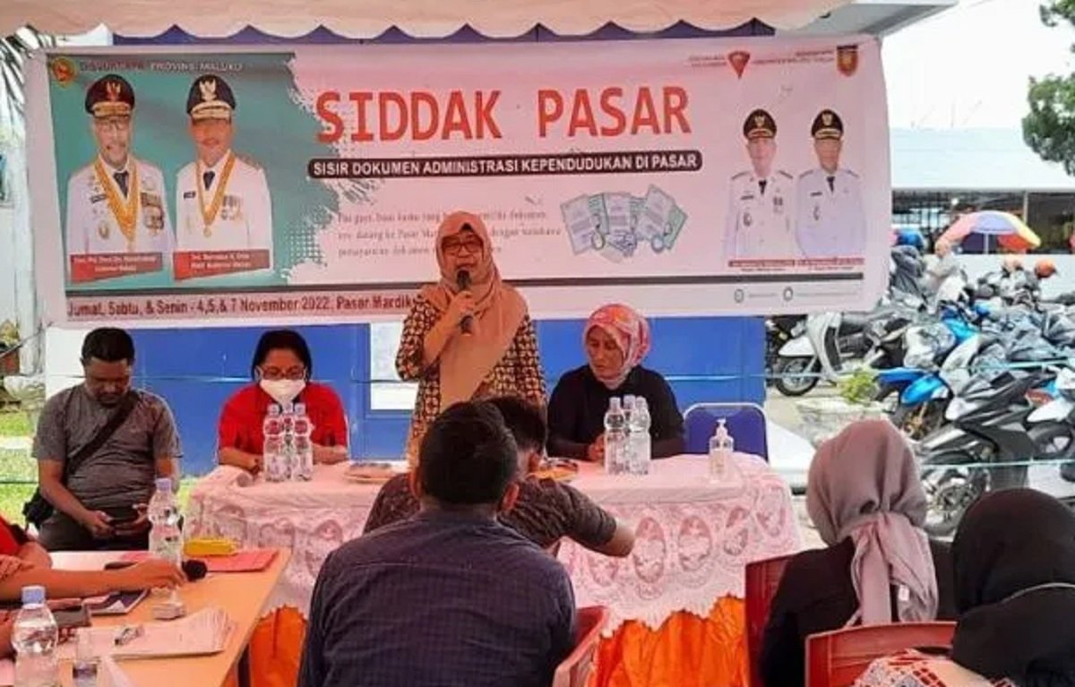 Asisten Administrasi Umum Setda Maluku Habiba Saimima membuka layanan "Siddak" (Sisir dokumen administrasi kependudukan) tahun 2022 di pasar Mardika Kota Ambon, Jumat (4/11/2022).