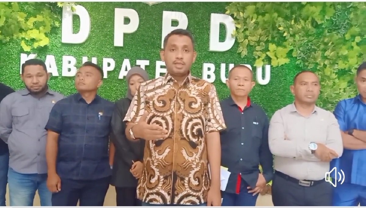 Ketua DPRD Kabupaten Buru, Muh Rum Soplestuny bersama lima Pimpinan fraksi DPRD Buru menyampaikan sikap meminta Mendagri mengevaluasi Pj Bupati Buru pada  Rabu sore (16/11/2022).