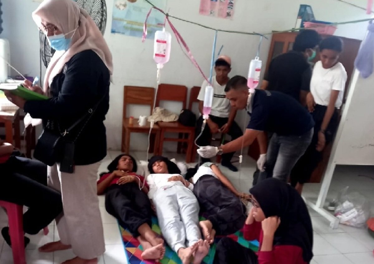 Puluhan siswa SMA Negeri Siwalima Ambon yang mengalami keracunan makanan menjalani perawatan medis di Puskesmas Nania dan unit kesehatan sekolah, sebelum dilarikan ke RS terdekat Jumat (18/11/2022). (FOTO: ISTIMEWA)