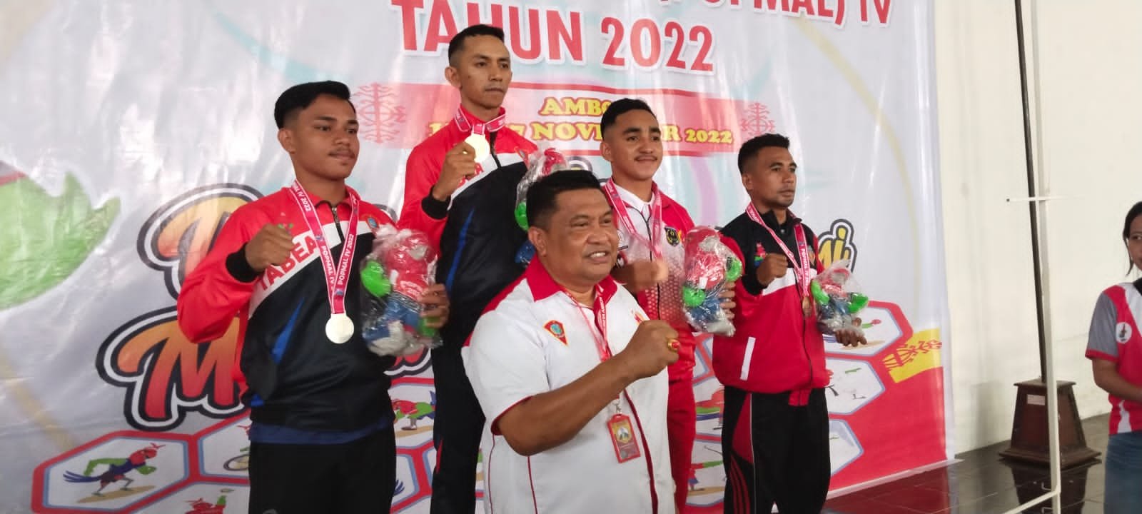 Atlit Cabor Karate peraih medali emas dan perak pose bersama Sekretaris Kota Ambon Agus Ririmase di Sport Hall Karang Panjang Ambon Jumat, (18/11/2022).