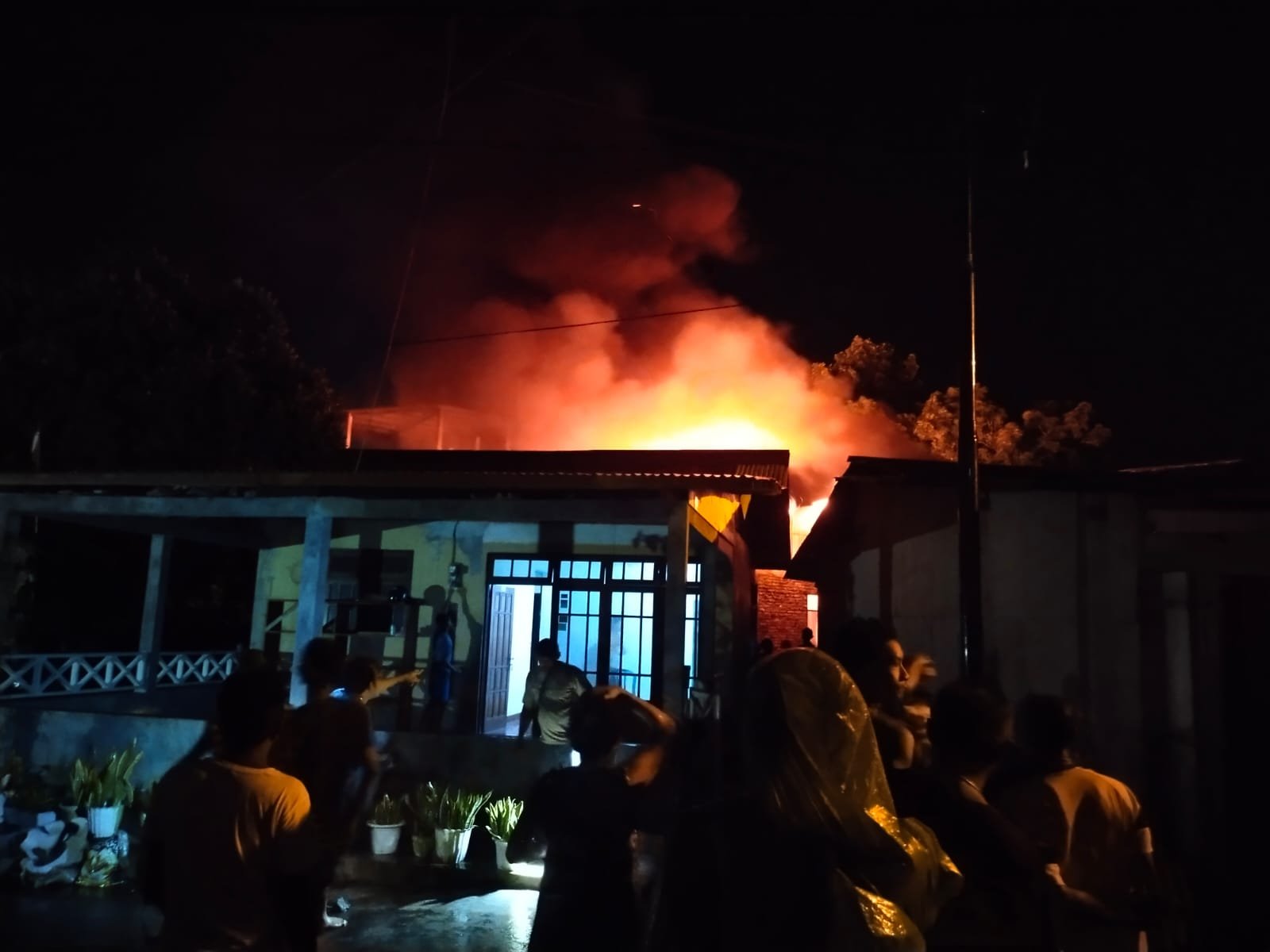 Satu unit rumah warga di Kelurahan Benteng RT 002 RW 006, Kecamatan Nusaniwe, Kota Ambon, Provinsi Maluku ludes terbakar pada Rabu malam, (30/11/2022).