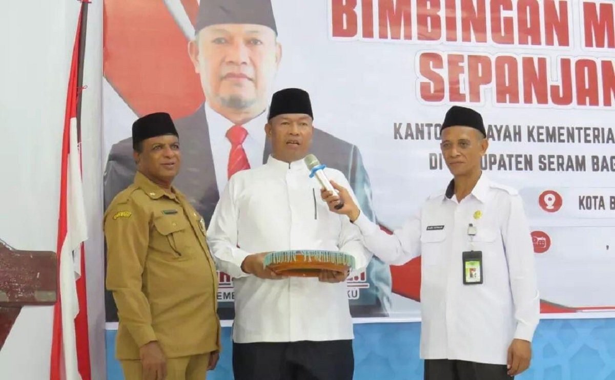 Kepala Kanwil Kemenag Maluku H. Yamin didampingi Kepala Kemenag SBT M. Jen Tepinalan dan Asisten II Setda SBT Idris Boufakar saat membuka bimbingan manasik haji sepanjang tahun di Kota Bula.