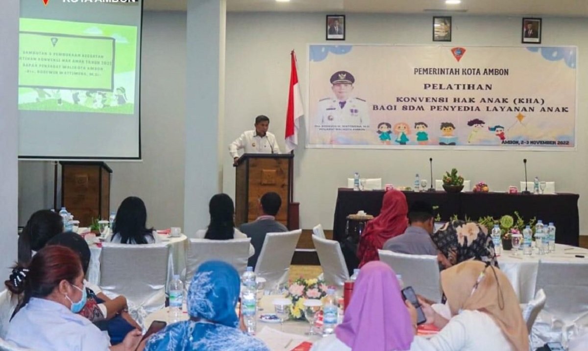 Pj Walikota Ambon, Bodewin M. Wattimena saat membuka pelatihan KHA bagi SDM penyedia layanan anak yang digelar Dinas Pemberdayaan Perempuan Perlindungan Anak dan Masyarakat Desa [DP3AMD] Kota Ambon di The City Hotel, Rabu (02/11/2022).
