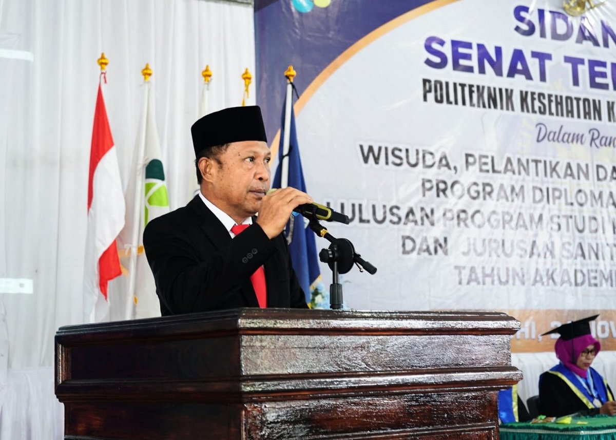 Sekertaris Daerah [Sekda] Maluku Tengah, Rakib Sahubawa saat memberikan sambutan pada acara wisuda diploma Poltekes Malteng, Kamis (24/11/2022).