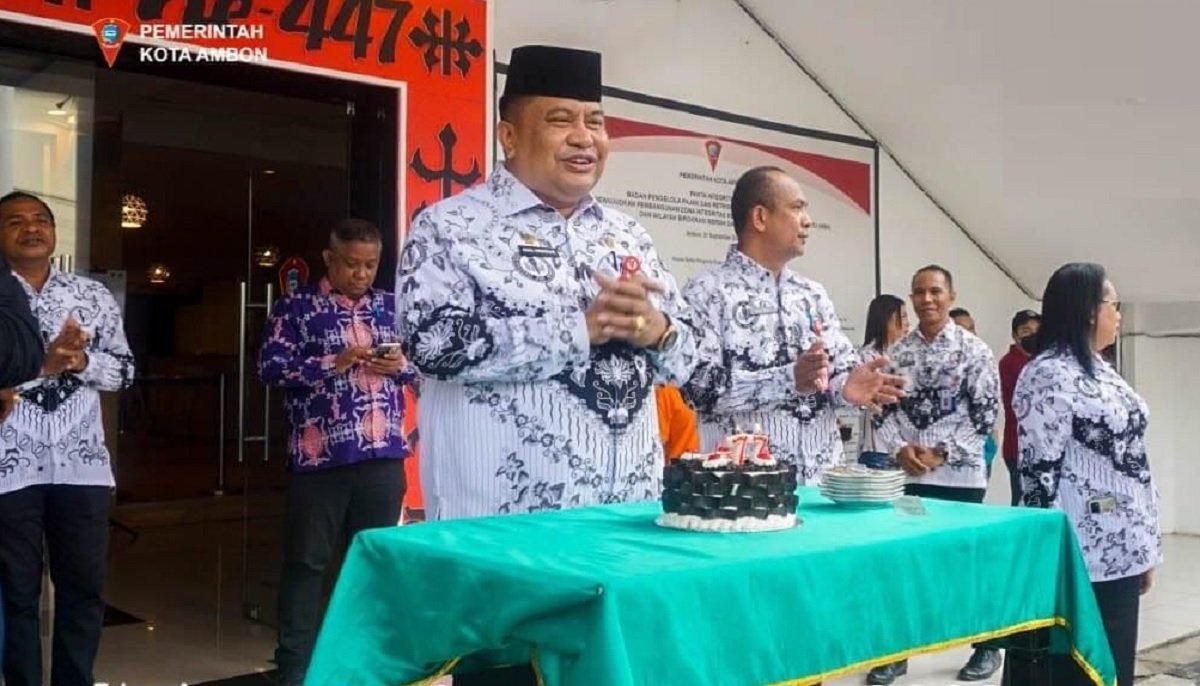 ekretaris Kota [Sekkot] Ambon Agus Ririmasse saat memberikan sambutan pada peringatan Hari Ulang Tahun [HUT] Persatuan Guru Republik Indonesia [PGRI] yang ke-77 tahun di halaman Balai Kota Ambon, jumat (25/11/2022).