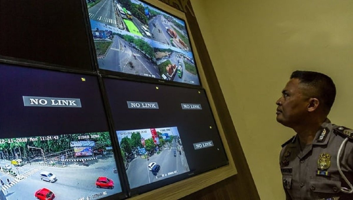 Petugas memantau lalu lintas (lalin) melalui layar monitor Closed Circuit Television (CCTV) di ruang ‘Traffic Management Center’ (TMC)