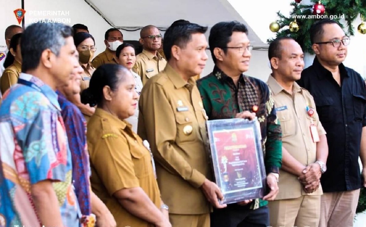 Penjabat [Pj] Walikota Ambon Bodewin M. Wattimena saat menerima penghargaan serta melaunching “Geraakan Satu Minggu Satu Hari Menabung” di halaman parkiran Bali Kota Ambon, Selasa (06/12/2022).