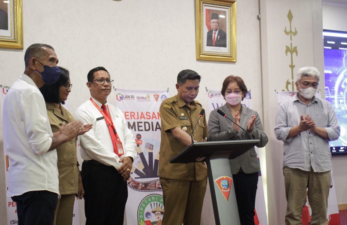Pj. Wali Kota Ambon Bodewin M Wattimena  saat meluncurkan Aplikasi Si Marinyo’ di ruang rapat Vlissingen Balai Kota Ambon, Senin (05/12/2022).