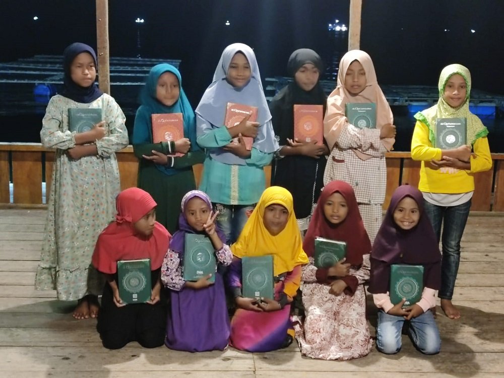 Para anak dari TPA Al-Ikhlas Negeri Saleman, Penerima Al-Qur’an dari BWA.