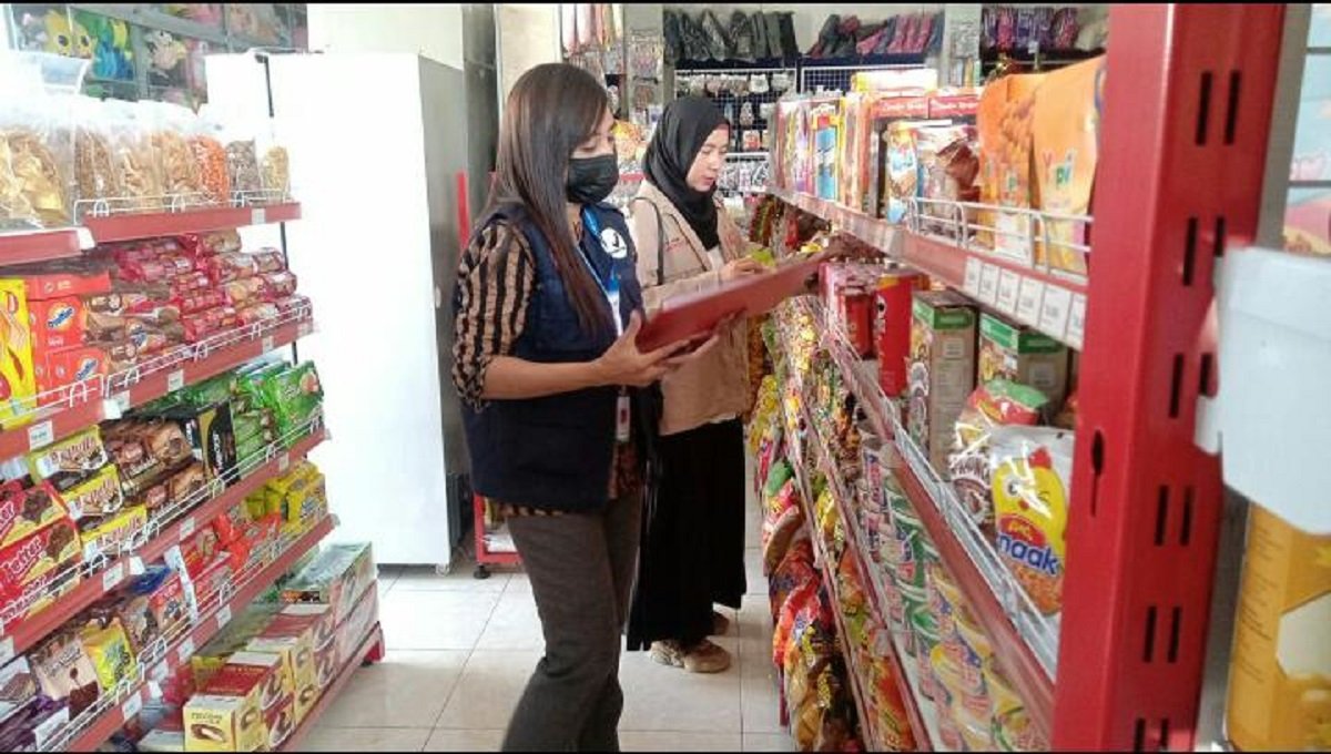Foto Ilustrasi Petugas BPOM saat memeriksa salah satu mini market di Kota Ambon.