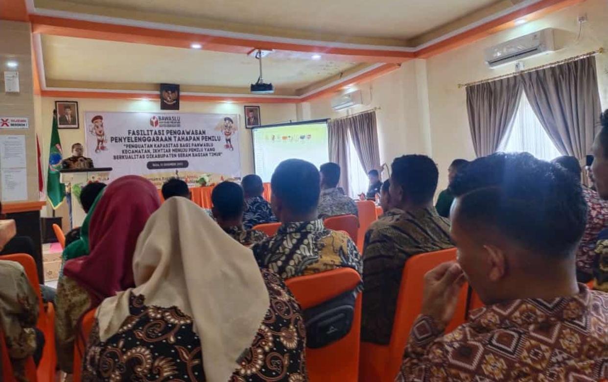 Para Pimpinan Panwaslu Kecamatan se-Kabupaten SBT, Maluku, saat mengikuti ikut kegiatan fasilitasi pengawasan penyelenggaraan tahapan Pemilihan Umum 2024 di aula Hotel Surya Bula, Selasa, (13/12/2022).