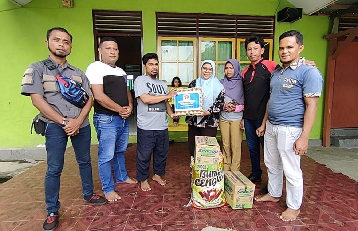 Penyaluran bantuan berupa bahan pokok kepada salah satu Panti Asuhan di Kota Masohi, di lakukan Pengurus PWI Maluku Tengah pada, Sabtu (31/12/2022)