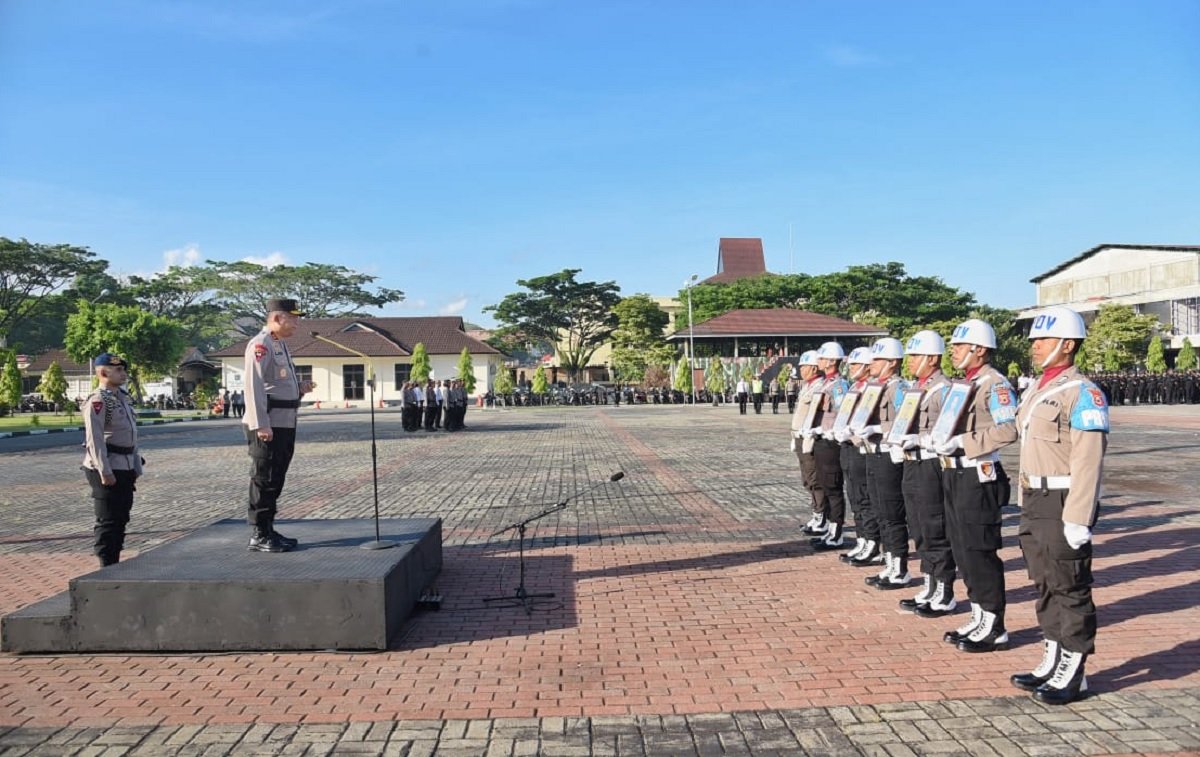 Upacara PTDH lima anggota Polri dipimpin langsung oleh Kapolda Maluku Irjen Pol Lotharia Latif, di Tribun Lapangan Letkol Pol Chr Tahapary, Tantui, Kota Ambon, Rabu (7/12/2022)