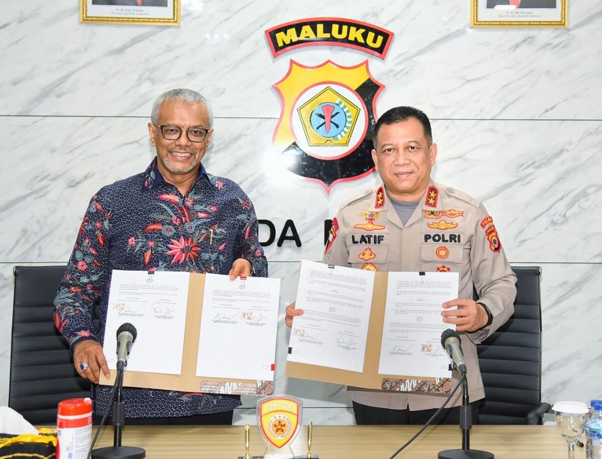 Direktur BKP-BTR Boyke P. Abidin dan Kepala Kepolisian Daerah Maluku Inspektur Jenderal Polisi Lotharia Latif di Ambon pada 16 Februari saat penandatanganan kerjasama pengamanan tambang (Foto : Humas Batutua)