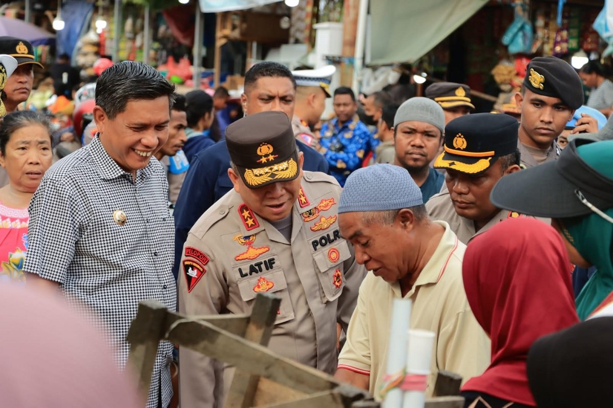 Kapolda Maluku Irjen Pol Lotharia Latif bersama Penjabat [PJ] Wali Kota Ambon Bodewin Wattimena saat berkunjungan ke pasar Mardika Ambon, Jumat (17/2/2023)
