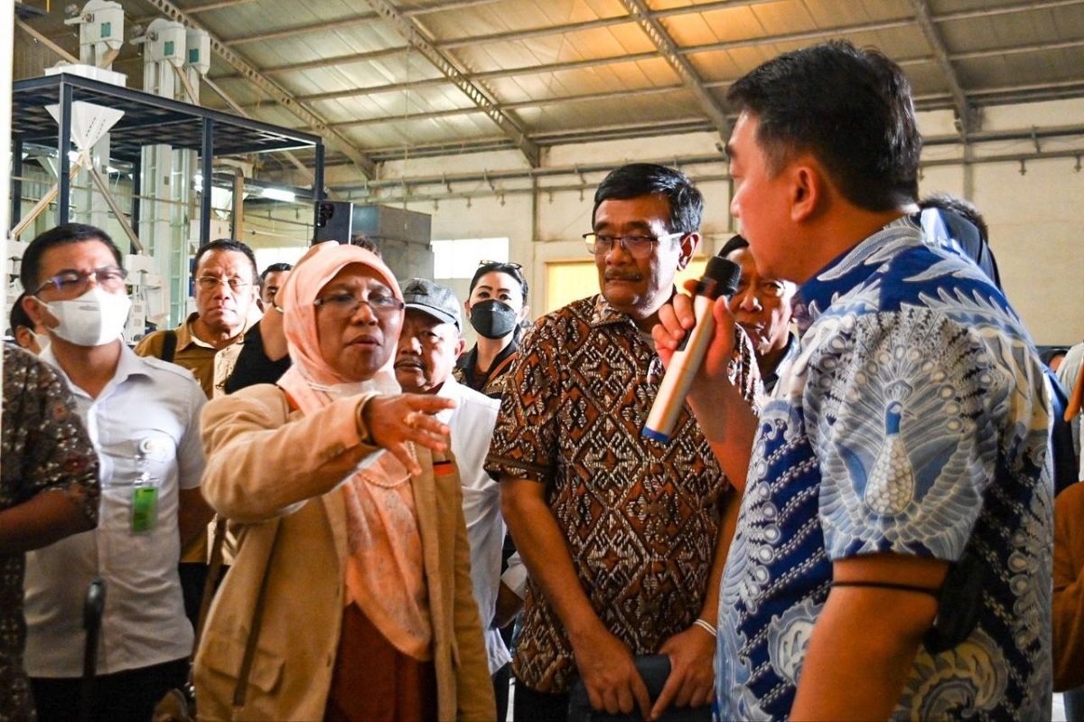 Anggota Komisi IV DPR RI Dapil Maluku Saadiah Uluputty bersama rombongan mengunjungi pusat pengilingan padi di Jombang Jawa Barat