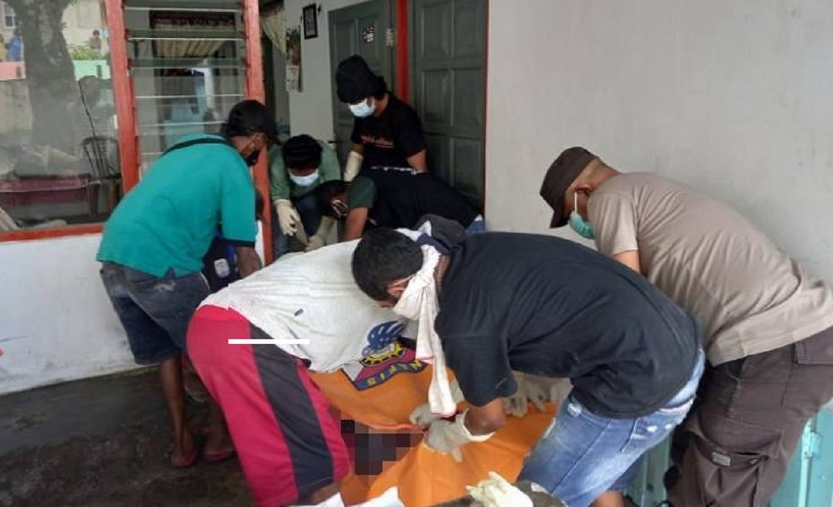 Evakuasi korban meninggal dunia di kediamannya Negeri Itawaka, Kecamatan Saparua Timur

Kakek 67 tahun di Maluku Tengah ditemukan tewas dalam kondisi membusuk di kediamannya usai dua hari tak keluar rumah. (Foto: Humas Polresta Ambon dan Pulau-pulau Lease)