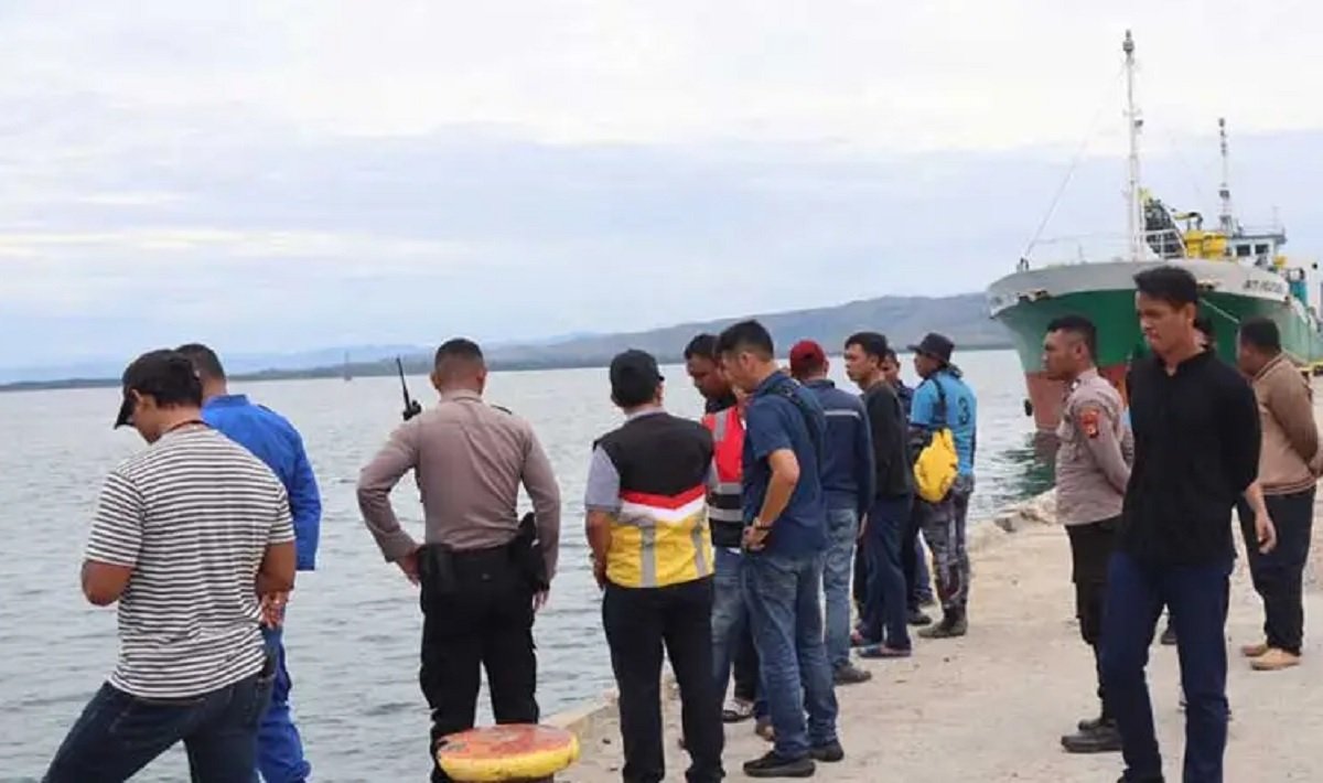 Polisi menyelidiki lokasi tercemarnya ikan akibat jatuhnya konteiner di Pelabuhan Namlea, Kabupaten Buru