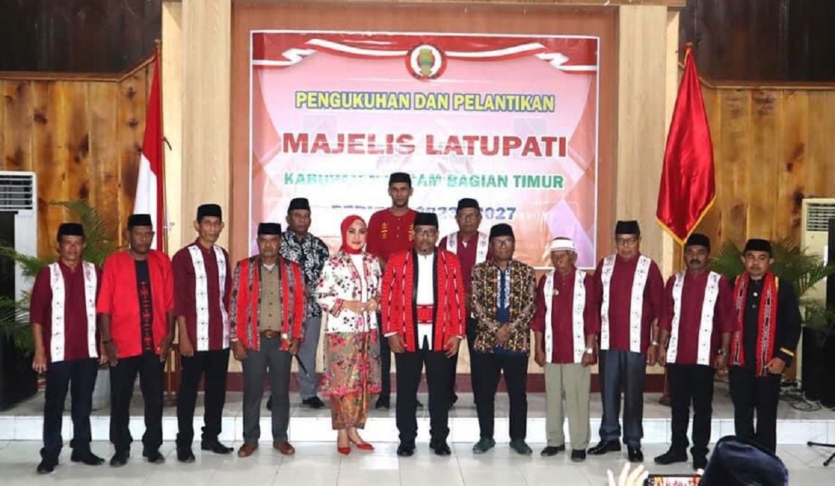 Gubernur Maluku Murad Ismail bersama Latupati  pada acara pengukuhan dan pelantikan majelis latupati SBT di Aula Pandopo Bupati SBT, Senin malam (13/03/2023).