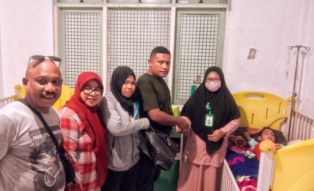 Pengurus  Persatuan wartawan Indonesia [PWI] Cabang Kabupaten Maluku Tengah saat berkunjung ke RSUD Masohi melihat dari dekat kondisi Abdul Kayum Tehuayo bocah  penderita Leukemia (Kanker Darah)