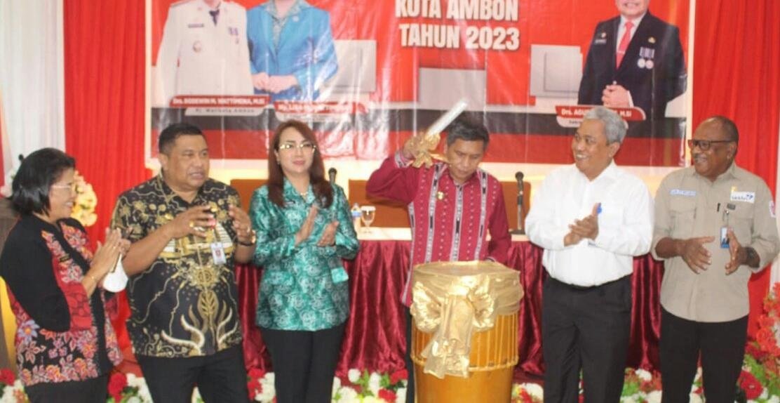 Pj. WaliKota Ambon Bodewin Wattimena saat membuka Rapat Koordinasi Penurunan Stunting Tahun 2023, di Marina Hotel, Kamis (16/3/23).