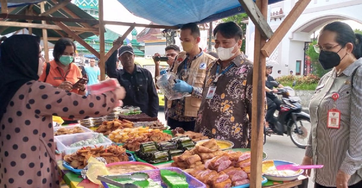 Balai  Pengawasan Obat dan makanan (BPOM) Ambon mengambil uji sampling terhadap 26 jajanan berbuka puasa dari Jalan Waihaong-Alfatah, Ambon, Jumat (24/3/2023).