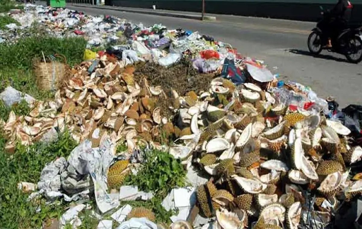 Sampah kulit durian di salah satu sudut kota Ambon