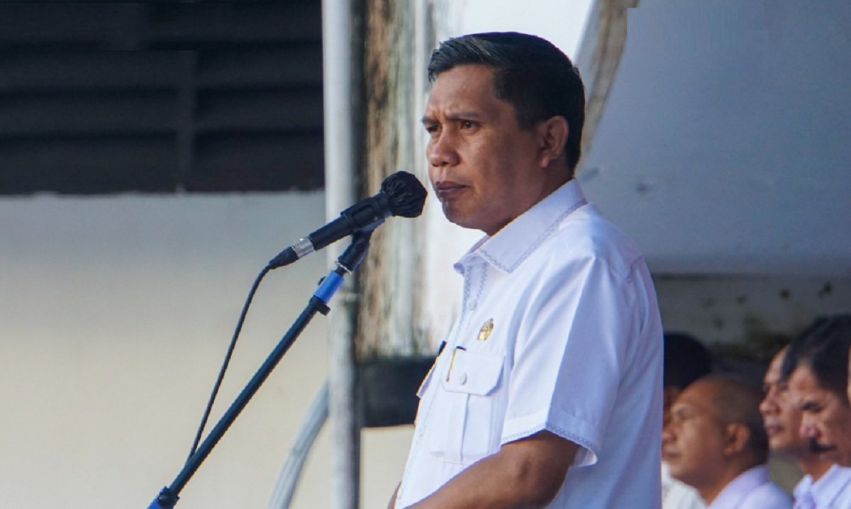 Penjabatn (Pj) Wali Kota Ambon  Bodewin M Wattimena saat memimpin apel perdana usai cuti Lebaran Idul Fitri di halaman Kantor Wali Kota Ambon, Rabu (26/4/2023).