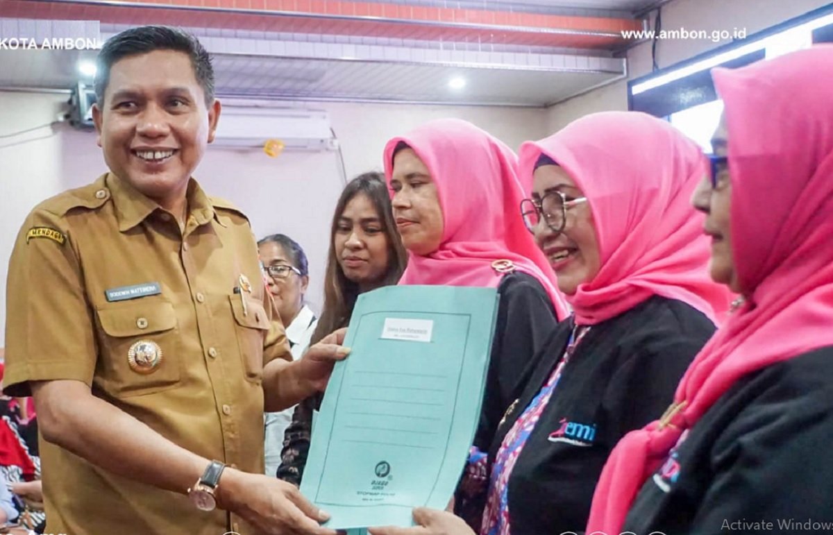 Penjabat Wali Kota Ambon Bodewin Wattimena menyerahkan Nomor Induk Berusaha (NIB) kepada perwakilan pelaku usaha di Ambon, Selasa (30/5). (Foto : Humas Pemkot Ambon)