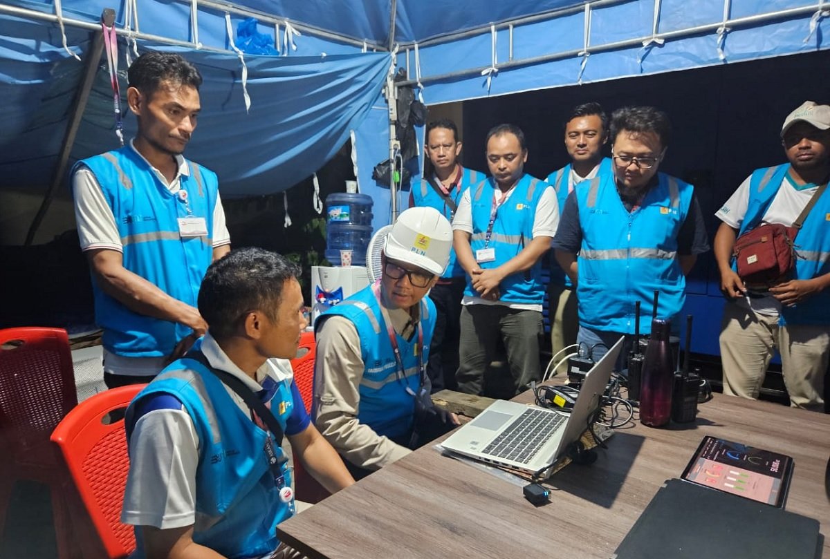 Direktur Utama PT PLN (Persero) Darmawan Prasodjo saat mengunjungi pos siaga kelistrikan di Labuan Bajo, NTT  menjelang lelaksanaan KTT ASEAN