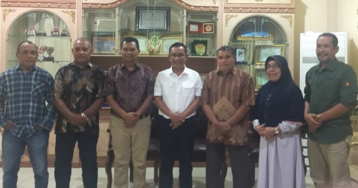 Pertemuan perwakilan warga Iha, Saparua Timur bersama Pj Bupati Maluku Tengah didampingi Ketua Tim Pemulangan Warga Iha Djar Wattiheluw di Masohi