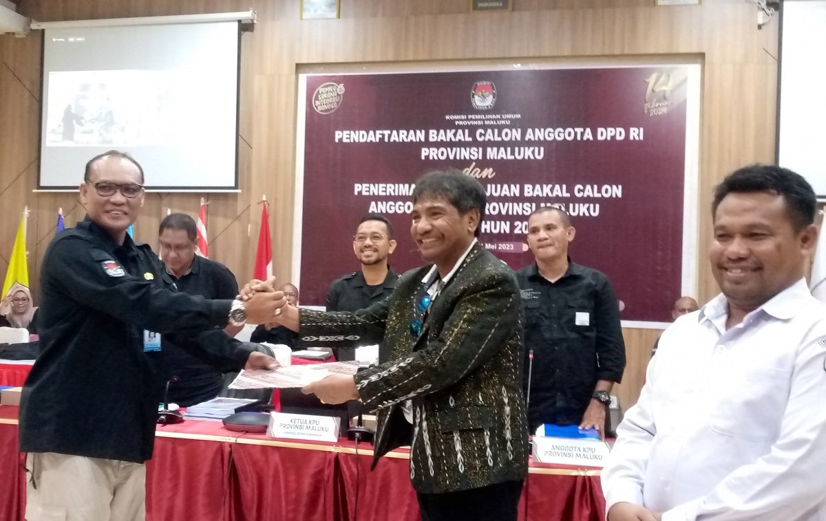 Melkias L Frans saat mendaftarkan  diri sebagai bakal calon (Balon) Anggota DPD RI di KPU Provinsi Maluku, Rabu (10/05/2023).