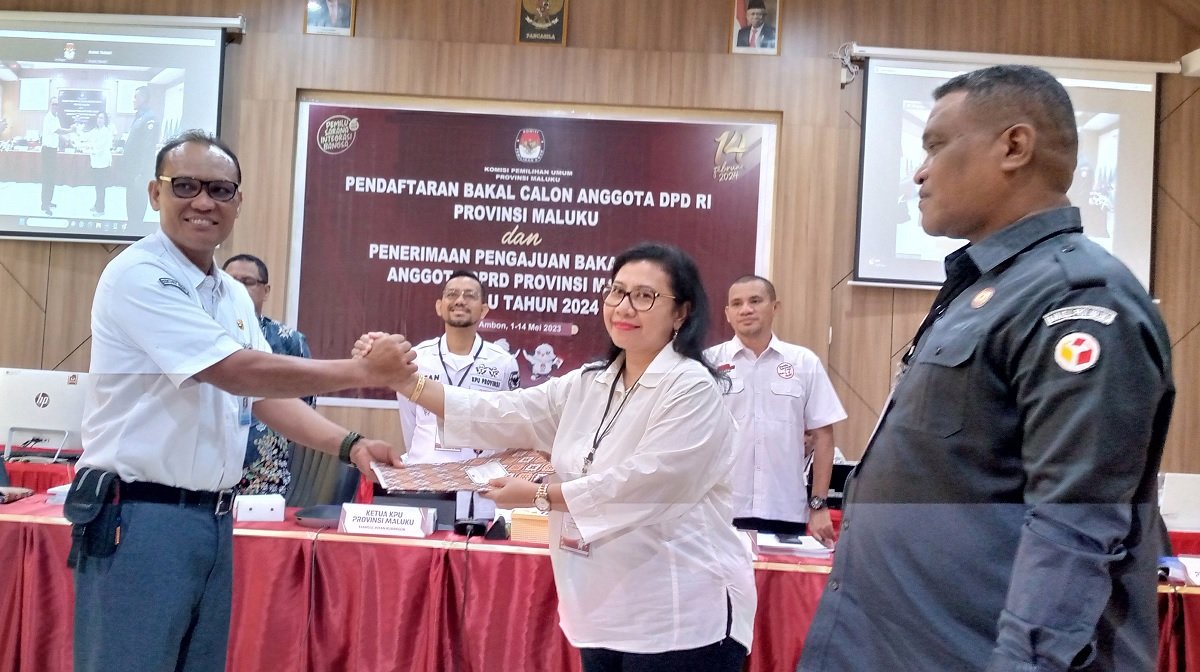 Novita Anakotta saat mendaftarkan diri di KPU sebagai bakal calon anggota DPD RI