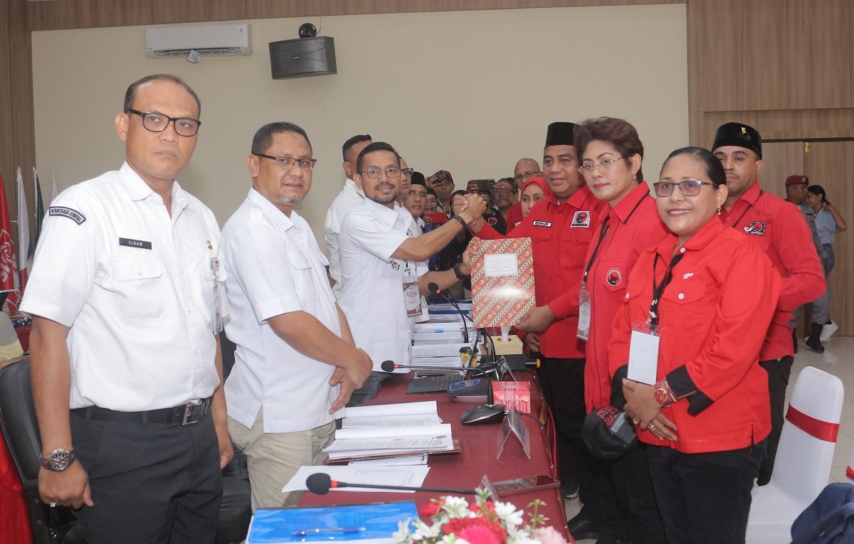 Ketua DPD PDI-Perjuangan Maluku Benhur Watubun didampingi Sekretaris Mercy Barends dan pegurusnya lainnya saat melakukan pendaftaran bakal Caleg ke KPU Provinsi Maluku pada, Kamis (10/5/2023)