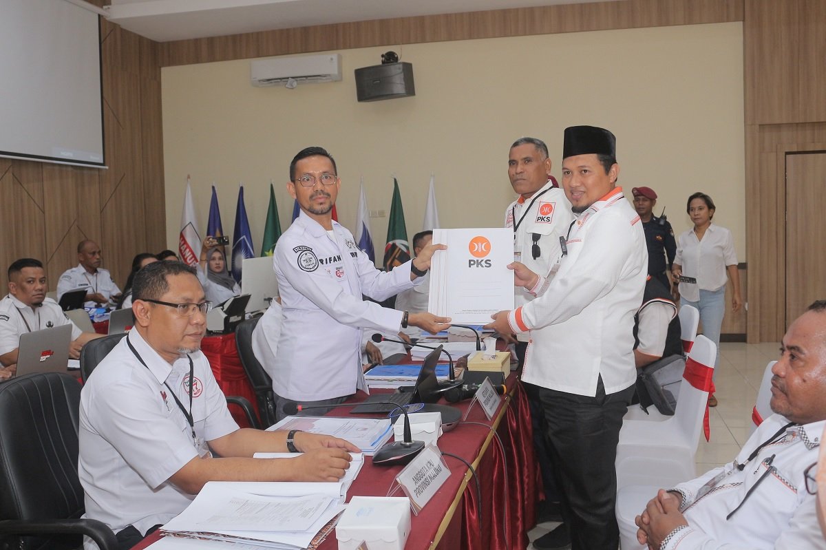 Pengurus DPW PKS Maluku saat memasukan daftar nama caleg di KPU Maluku, Senin (8/5/2023) (Foto : beritabeta.com)