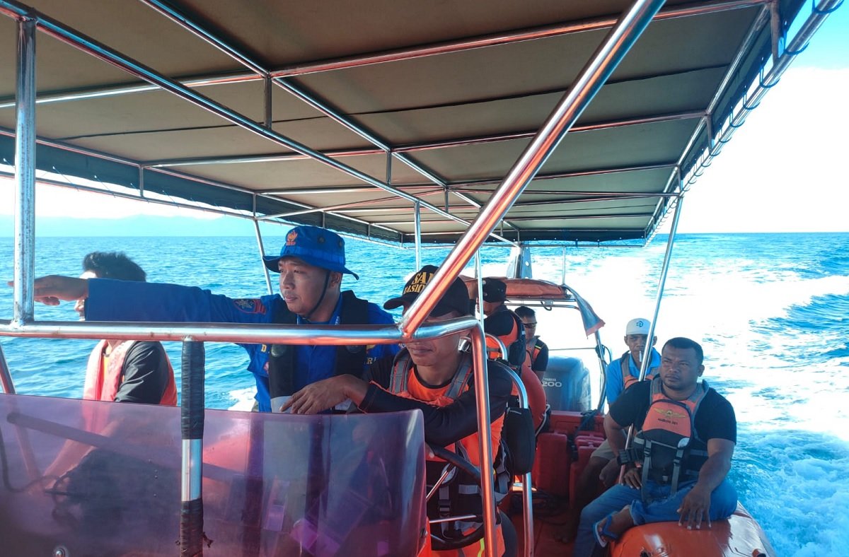 Tim SAR gabungan saat melakukan pencarian nelayan asal Negeri Aselulu, Kecamatan Leihitu yang dilaporkan hilang saat melaut (Foto : Humas Basarnas Ambon)