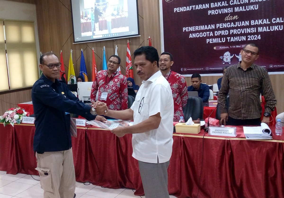 Joseph Sikteubun mendaftarkan diri sebagai bakal calon anggota Dewan Perwakilan Daerah (DPD) RI di Komisi Pemilihan Umum Maluku, Sabtu (13/5/23).