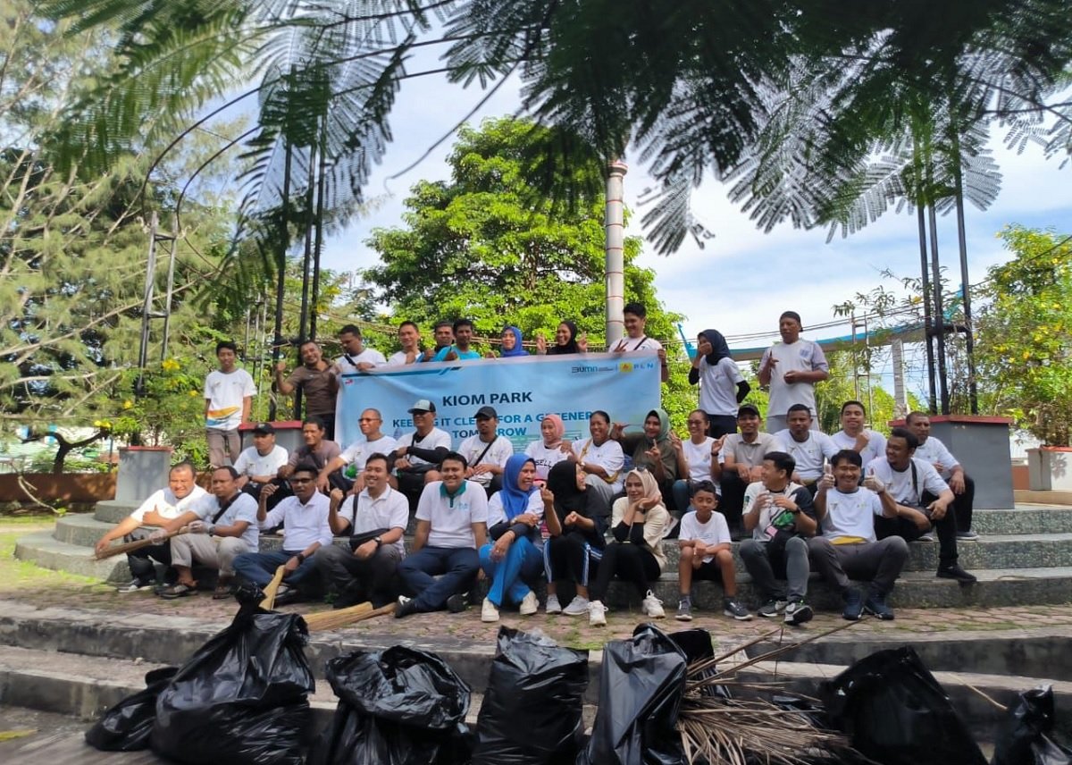 Aksi bersih-bersih dilakukan jajaran PT PLN (Persero) Unit Pelaksana Pelayanan Pelanggan Tual di Taman Fire, Kabupaten Maluku Tenggara (Malra), Maluku, Jumat (26/5/2023). (Foto : Humas PLN)